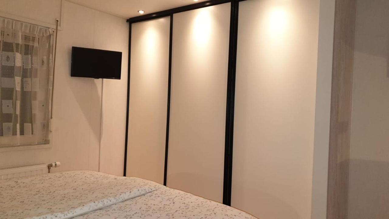 Chalet Buutengeweun, Met Luxe Jacuzzi En Tonsauna シント・アナラント エクステリア 写真