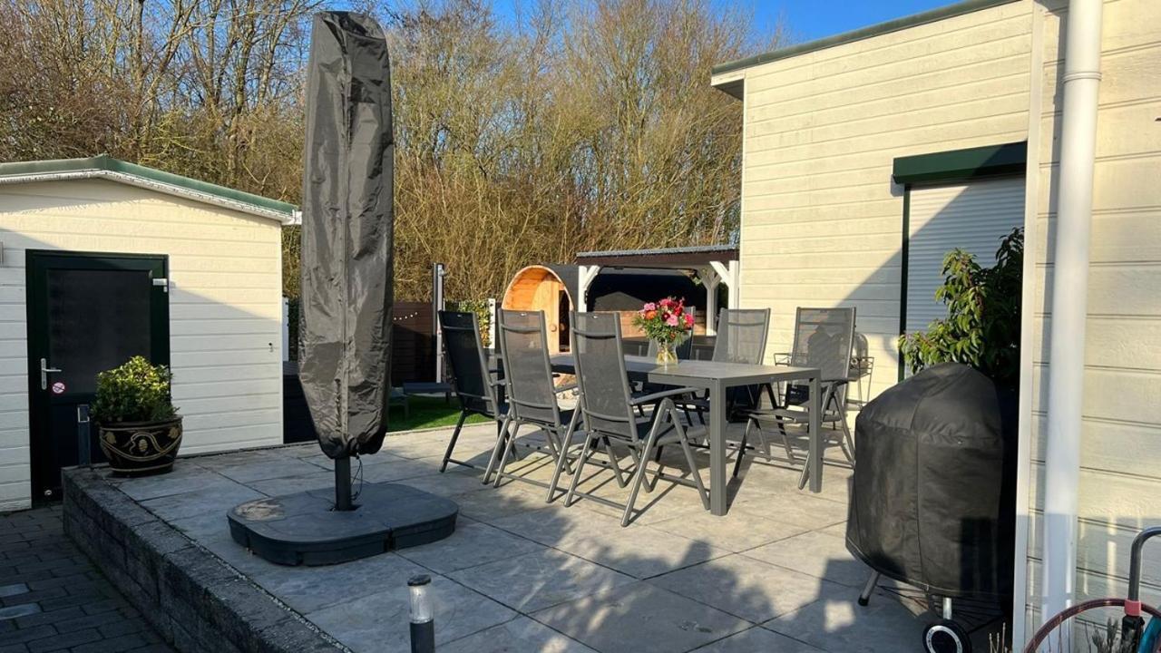 Chalet Buutengeweun, Met Luxe Jacuzzi En Tonsauna シント・アナラント エクステリア 写真