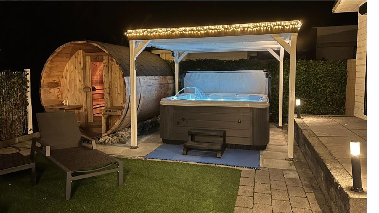 Chalet Buutengeweun, Met Luxe Jacuzzi En Tonsauna シント・アナラント エクステリア 写真