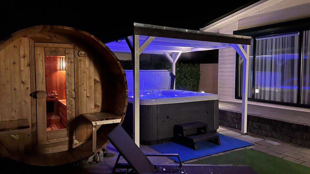 Chalet Buutengeweun, Met Luxe Jacuzzi En Tonsauna シント・アナラント エクステリア 写真